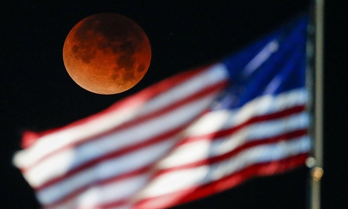 Siêu trăng, trăng máu, trăng xanh hội tụ chiếu sáng bầu trời thế giới